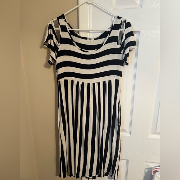 New-Midi/knee length peek-a-boo shoulder dress - Picture 2 of 2